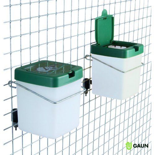 Suction Cup Water Feeder 0.5 Lts. Gaun